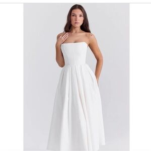 Classic Strapless White Midi Dress with Structured Bodice